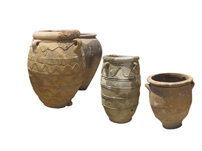 古代的粘土米诺斯装饰双耳瓶分离