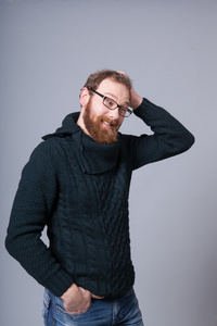 一个男人的胡子和眼镜粗针织毛衣
