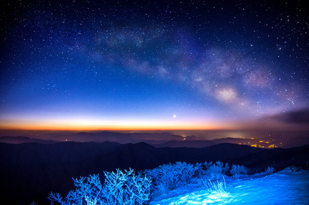 在晚上，韩国的德裕山山区山银河星系