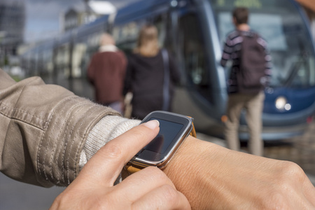 女人用她 smartwatch