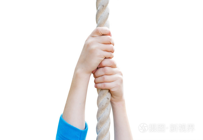 孩子们用手抓着绳子