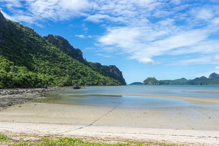 夏季海滩与白色的沙滩，蔚蓝天空的泰国