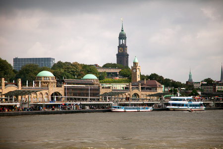船和水道在市中心汉堡在阴天的时候