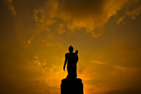 在日落的佛雕像剪影
