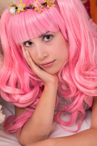 年轻的女孩，在一间卧室，一个粉红色的假发