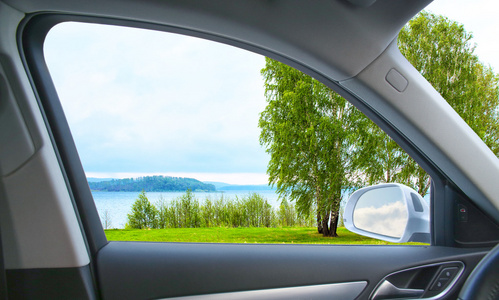 咖啡馆坐着听音乐的年轻女子看着窗外梦幻特写从车窗外公路的意见婴儿