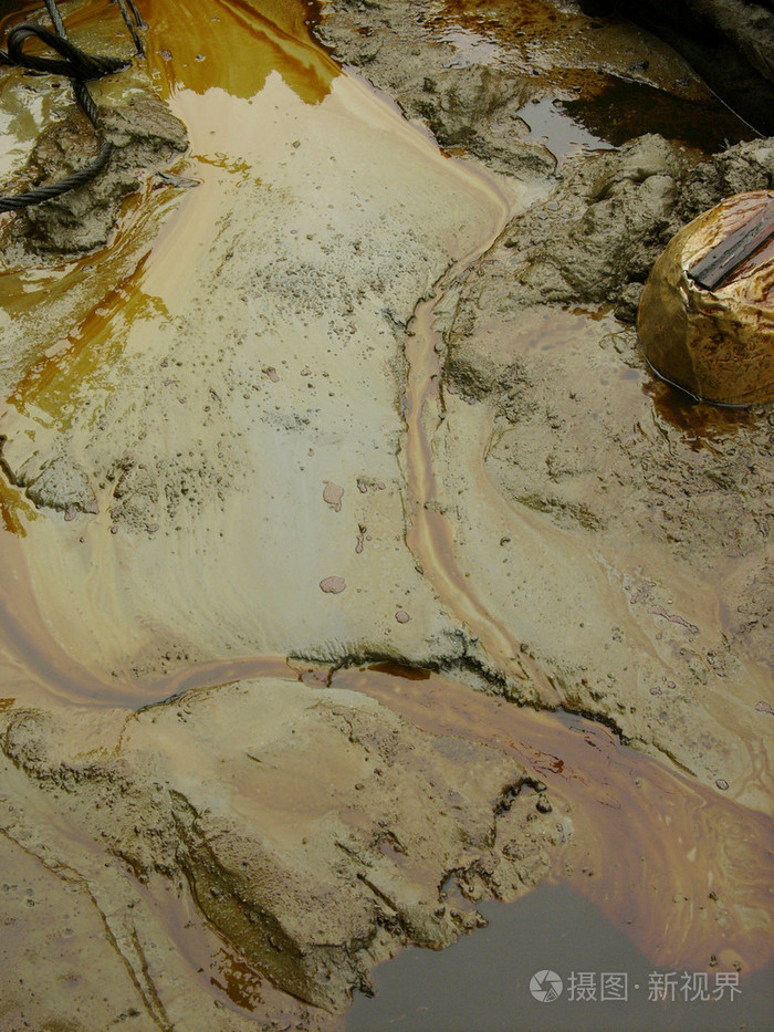 在印度尼西亚东爪哇, 一个非法金矿造成的致癌原油污染污染了土壤和水