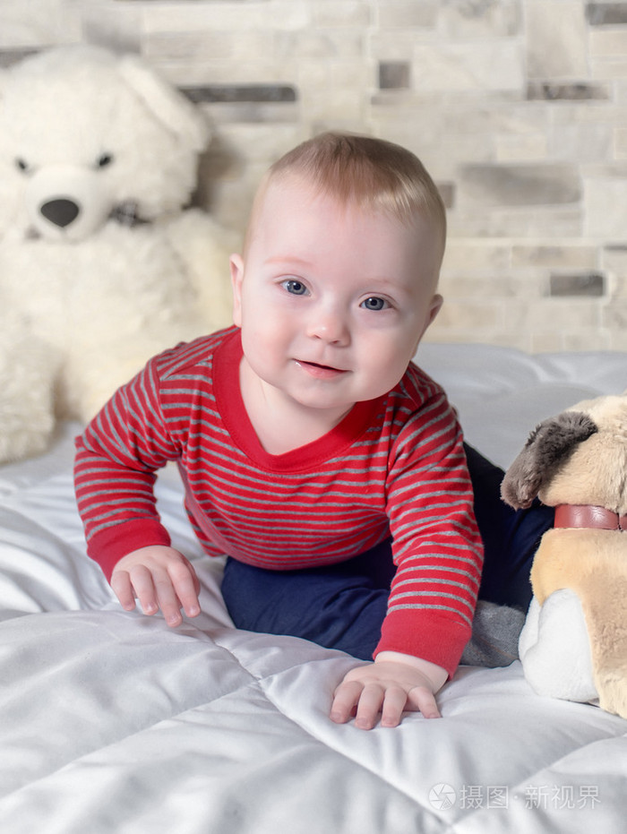 可爱的小宝贝男孩试图爬床上