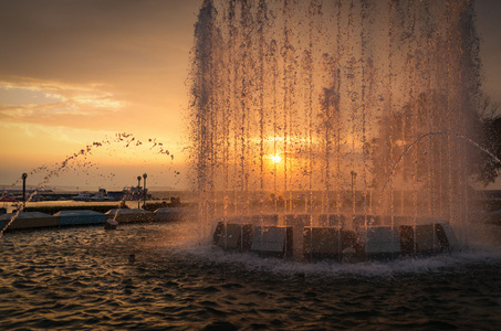 在日落时城市喷泉
