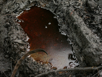 2018年7月致癌的原油污染产生的非法石油开采污染土壤和水在印度尼