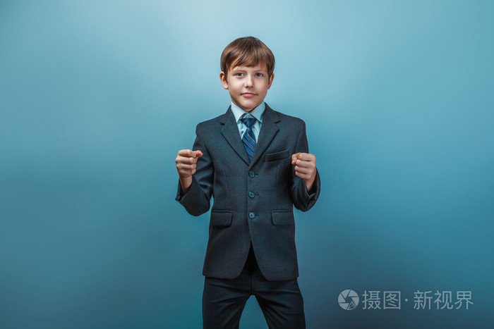 一个12岁的欧洲少年,穿着西装秀