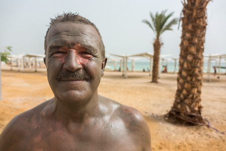 男子享受从以色列死海泥