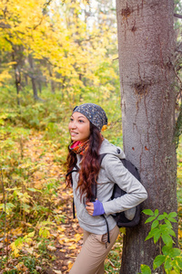 女孩旅游，背包里的是在一片松树林