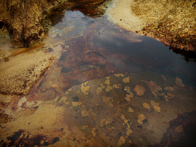 致癌的原油污染产生的非法油矿污染土地和地下水位在印度尼西亚东爪哇