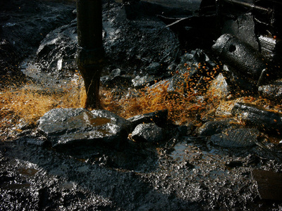 印度尼西亚东爪哇一个非法油矿造成的致癌原油污染污染了土壤和水照片