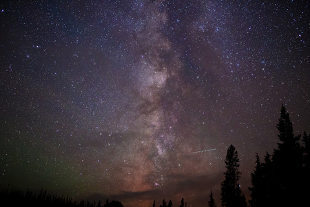 银河系和北极光在夜晚的星星