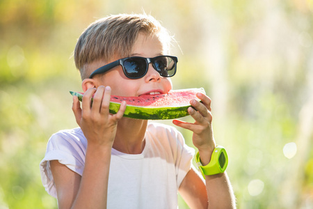 有趣的小孩吃西瓜