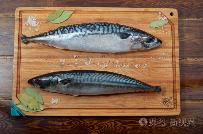 木制板与香料从顶上的两条青鱼照片 正版商用图片1lxs26 摄图新视界