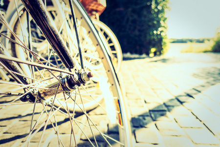 金属的自行车轮子