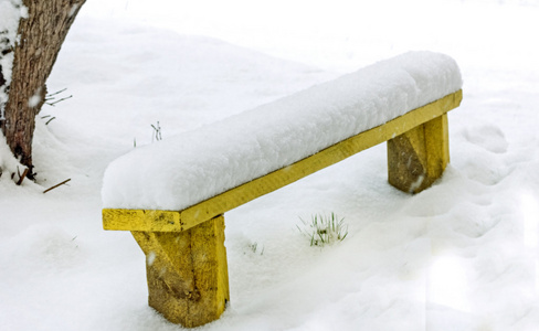雪下的长椅