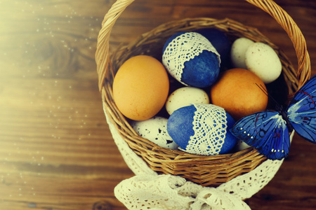 在木板上篮子中的复活节彩蛋
