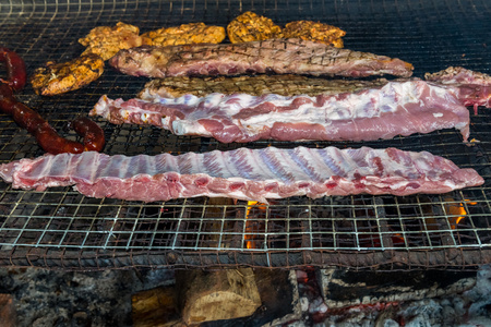 肉 排骨 里脊在烤架上的关闭