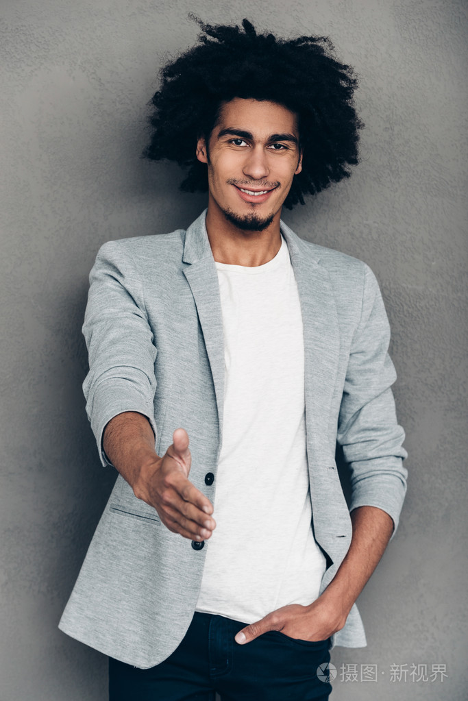 非洲男人伸出手