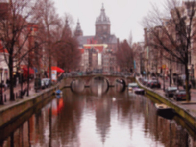 阿姆斯特丹运河桥和视图上教堂的圣尼古拉斯 Sint Nicolaasbasiliek 用其反射在水面上。模糊的健美的照片