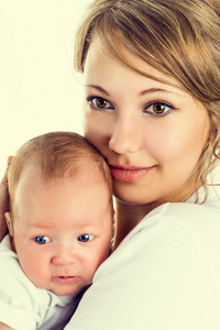 一个女人抱着一个婴儿的肖像