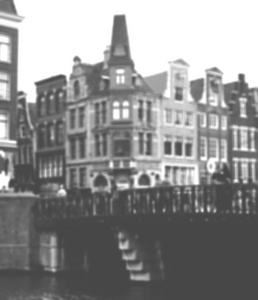 阿姆斯特丹街。 模糊色调的照片。 黑白的。