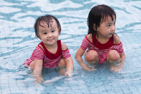 在水中玩的两个小姐妹