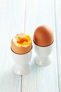 煮熟的鸡蛋在桌子上