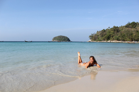 可爱的年轻女子，在阳光充足的卡塔海滩，普吉岛，泰国