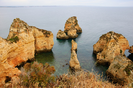 石拱门，洞穴，岩层在多纳全日空海滨 拉各斯，阿尔加维海岸，葡萄牙 在傍晚的光线