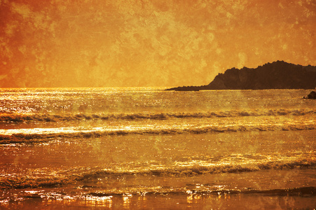 金色日落时有悬崖的海洋景观。 复古老化色调