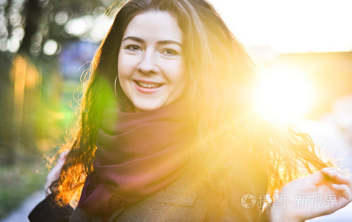 一个女孩与背光的肖像照片-正版商用图片1ly0mi-摄图新视界