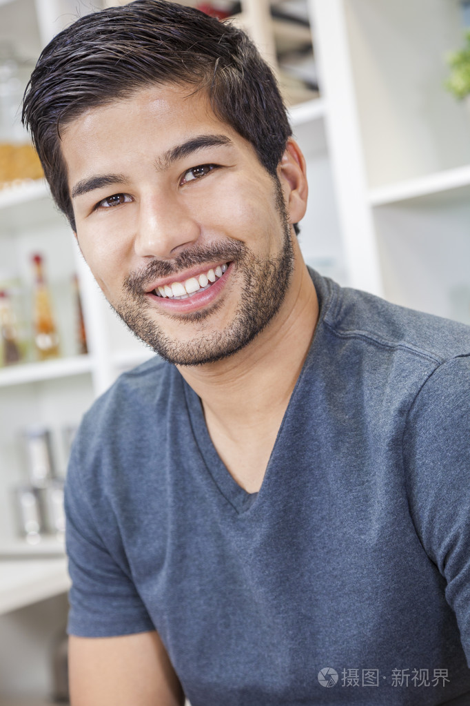 英俊的男人微笑着亚洲胡子