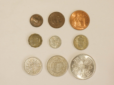 小数点前英镑英磅硬币英国货币在小数点前一天1971年2月15日使用，放屁半便士三便士六便士先令两先令