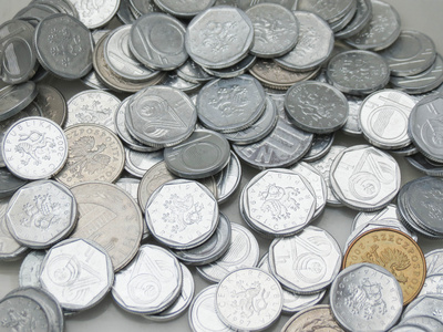 捷克克朗10和20美分的硬币现已退出流通，还有几枚欧洲前奥地利先令