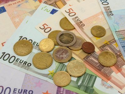 欧元纸币和硬币作为背景或货币概念有用的货币