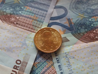 二十欧元作为一种背景或货币概念，有一枚来自梵蒂冈的五十欧元硬币，上面写着教皇伯格里奥弗朗西斯一世的画像