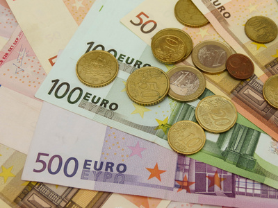 欧元纸币和硬币作为背景或货币概念有用的货币