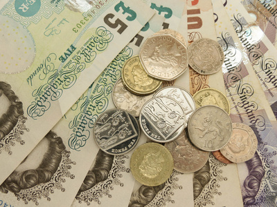英国英镑英镑和硬币，上面有伊丽莎白二世女王的肖像