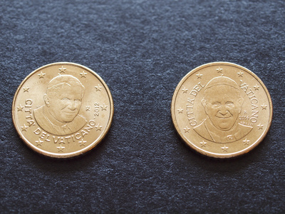 50欧元硬币欧元，上面写着教皇本笃十六世和教皇弗朗西斯一世的画像