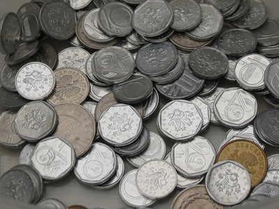 捷克克朗10和20美分的硬币现已退出流通，还有几枚欧洲前奥地利先令