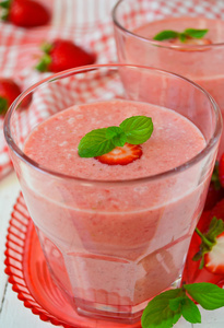 草莓果汁，牛奶 sheyk