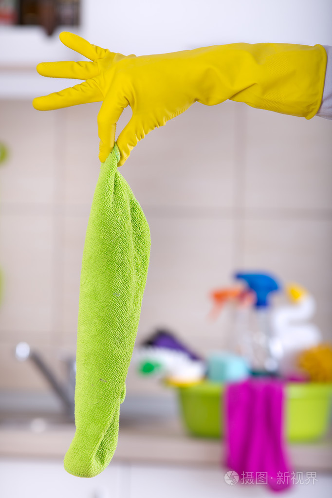 手拿着抹布用两个手指