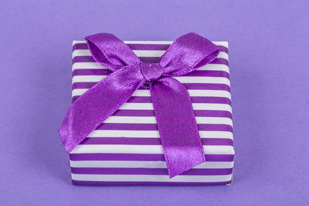 礼品盒上紫色