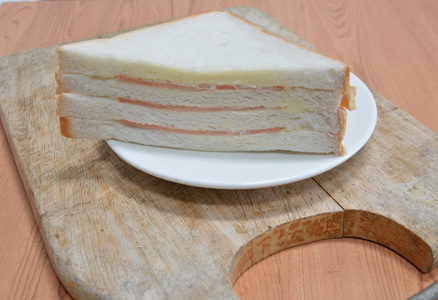 木片盘子里的博洛尼亚三明治