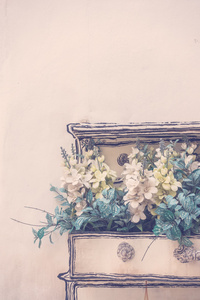 墙上的鲜花的花瓶